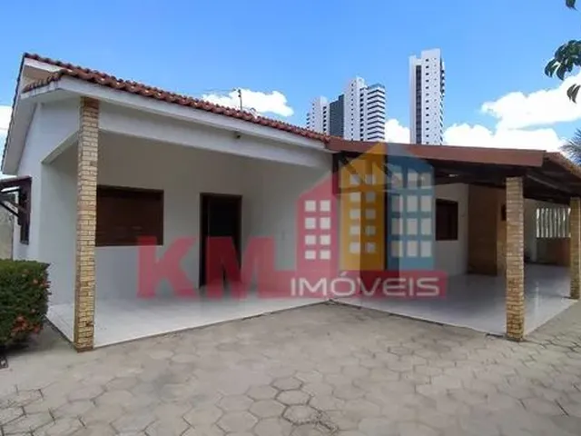 Imagem: A casa possui 3 Dormitórios, 2 Banheiros, 4 Vagas na