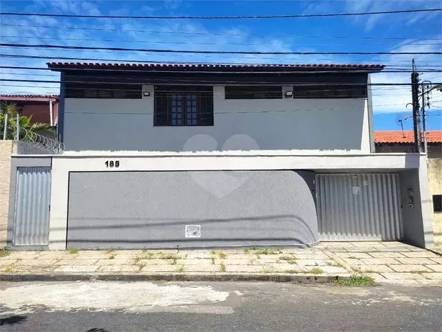 Imagem: A casa possui 3 Dormitórios, 3 Suítes, 4 Banheiros, 2