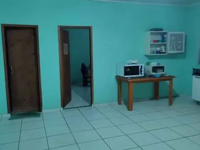 Imagem: A casa possui 4 Dormitórios, 2 Banheiros e está