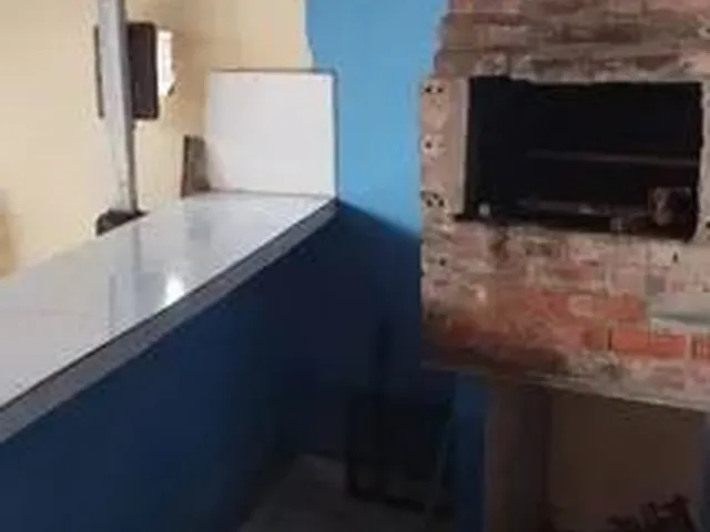 Imagem: A casa possui 2 Dormitórios, 1 Suíte, 2 Banheiros, 2