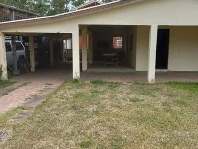 Imagem: A casa possui 1 Dormitório, 2 Banheiros, 3 Vagas na