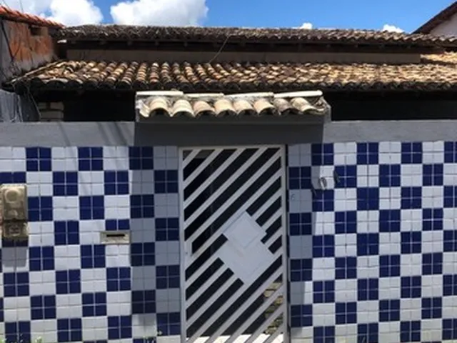 Imagem: A casa possui 3 Dormitórios, 2 Banheiros, 1 Vaga na