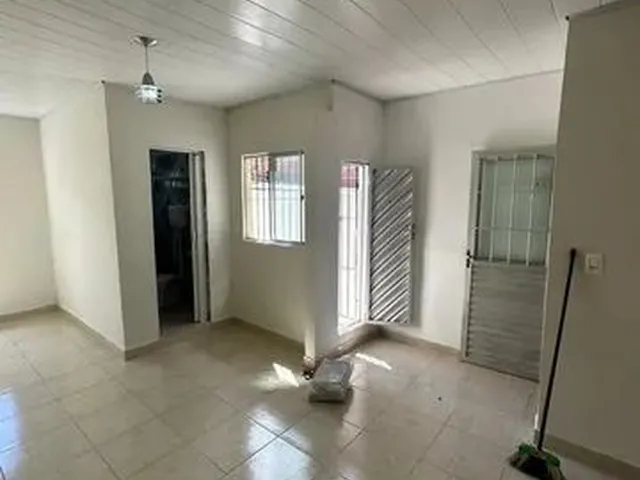 Imagem: A casa possui 2 Dormitórios, 1 Banheiro e está localizado