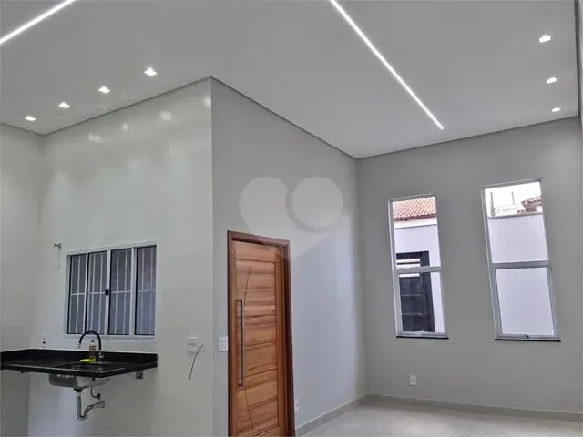 Imagem: A casa possui 4 Dormitórios, 1 Banheiro, 1 Vaga na