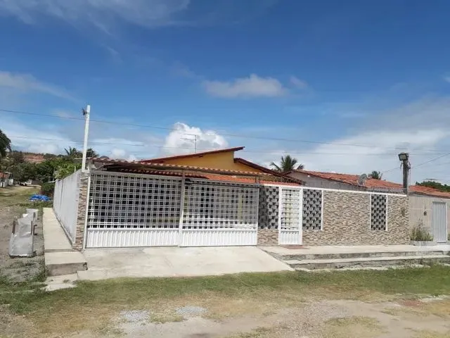 Imagem: A casa possui 5 Dormitórios, 2 Vagas na garagem e está