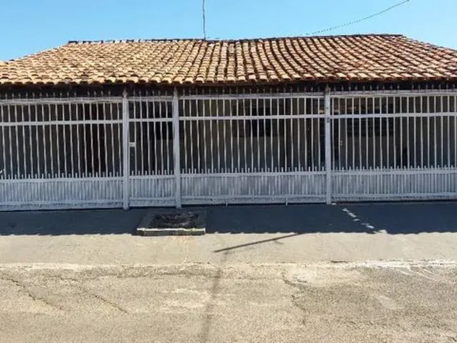 Imagem: A casa possui 3 Dormitórios, 3 Banheiros, 3 Vagas na