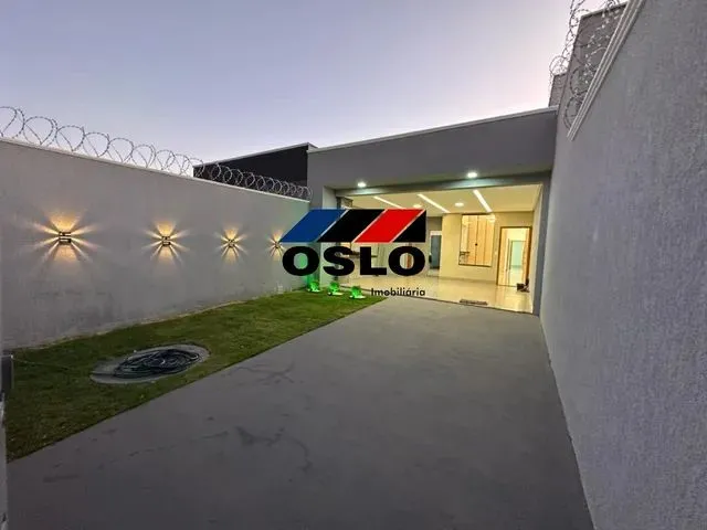 Imagem: A casa possui 3 Dormitórios, 1 Suíte, 2 Banheiros, 4