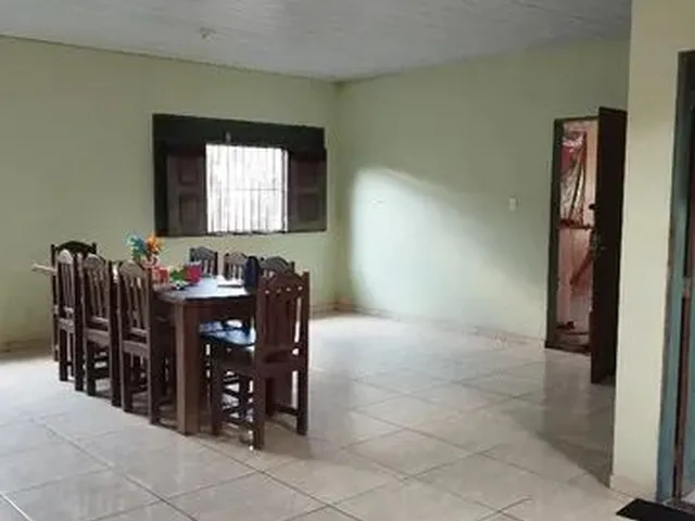 Imagem: A casa possui 3 Dormitórios, 2 Banheiros, 2 Vagas na