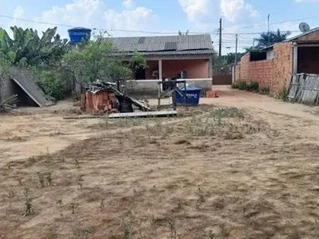 Imagem: A casa possui 3 Dormitórios, 2 Banheiros, 2 Vagas na