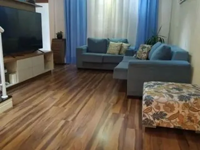 Imagem: Sobrado com 3 Quartos e 2 Banheiros À Venda