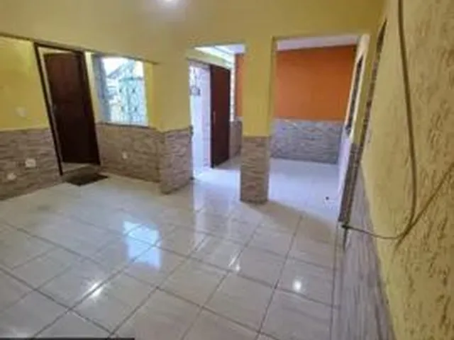 Imagem: A casa possui 5 Dormitórios, 2 Banheiros, 2 Vagas na