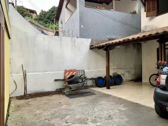 Imagem: A casa possui 4 Dormitórios, 1 Suíte, 2 Banheiros, 3