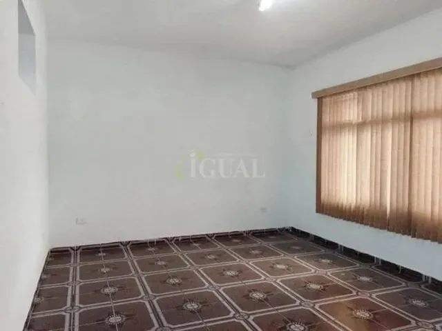 Imagem: A casa possui 2 Dormitórios, 1 Suíte, 2 Banheiros, 2
