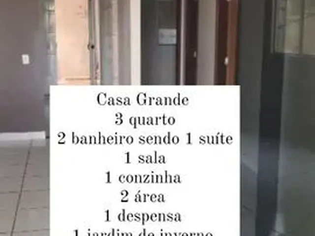 Imagem: A casa possui 3 Dormitórios, 2 Banheiros, 2 Vagas na