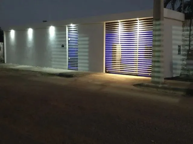 Imagem: A casa possui 3 Dormitórios, 2 Banheiros, 4 Vagas na