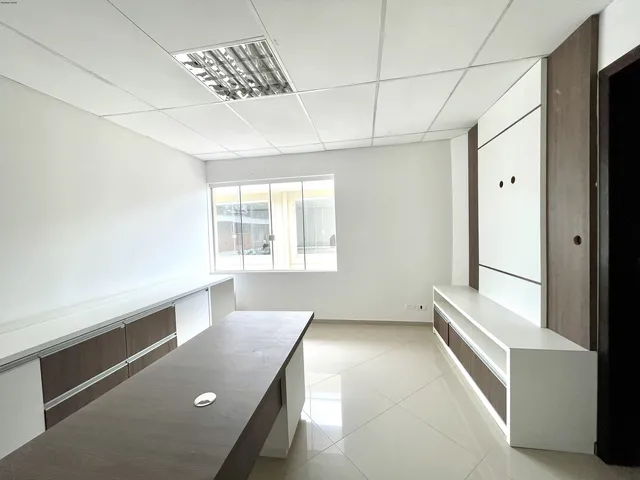 Imagem 6: Casa Comercial no Ahú, Curitiba. São 422,70M2 de Área Construída e 595,10 M2 De