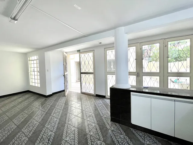 Imagem 11: Casa Comercial no Ahú, Curitiba. São 422,70M2 de Área Construída e 595,10 M2 De