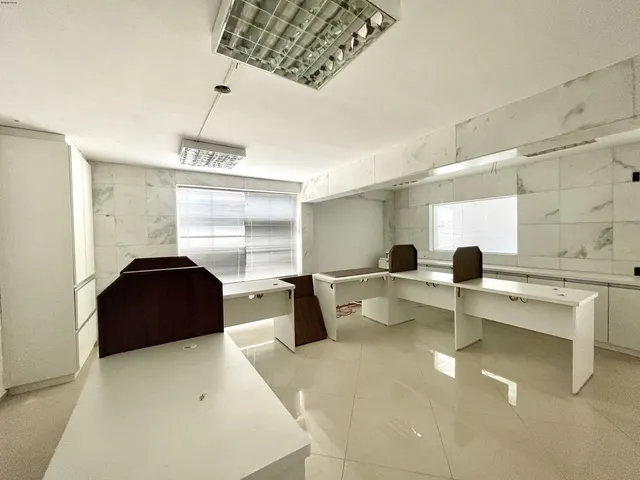 Imagem 12: Casa Comercial no Ahú, Curitiba. São 422,70M2 de Área Construída e 595,10 M2 De