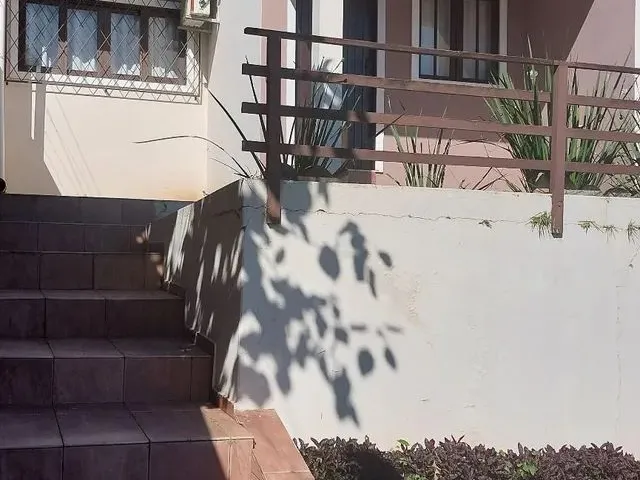 Imagem: A casa possui 4 Dormitórios, 1 Suíte, 3 Banheiros, 5