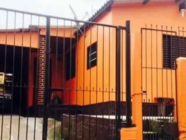 Imagem: A casa possui 3 Dormitórios, 1 Banheiro, 3 Vagas na