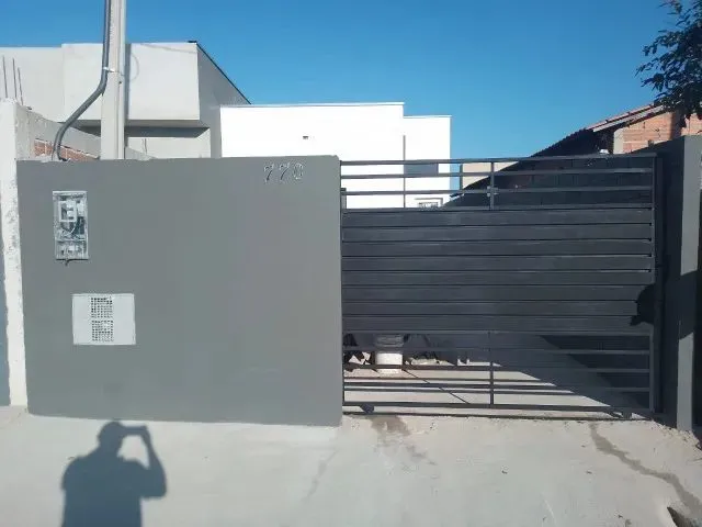 Imagem: A casa possui 2 Dormitórios, 1 Banheiro, 2 Vagas na