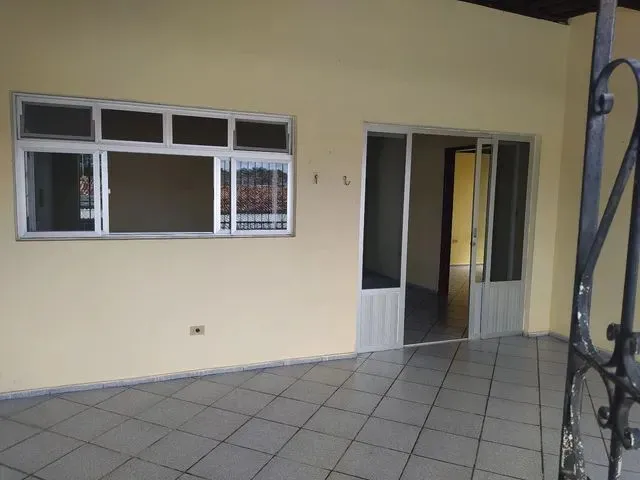 Imagem: A casa possui 2 Dormitórios, 1 Banheiro, 1 Vaga na garagem