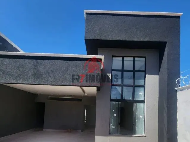 Imagem: A casa possui 3 Dormitórios, 1 Suíte, 1 Banheiro, 3 Vagas