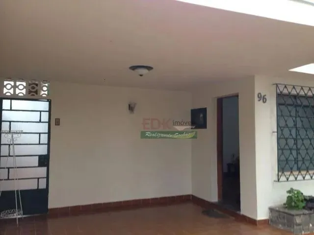 Imagem: A casa possui 4 Dormitórios, 1 Suíte, 1 Banheiro, 150m²