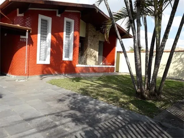 Imagem: A casa possui 4 Dormitórios, 1 Suíte, 2 Banheiros, 4