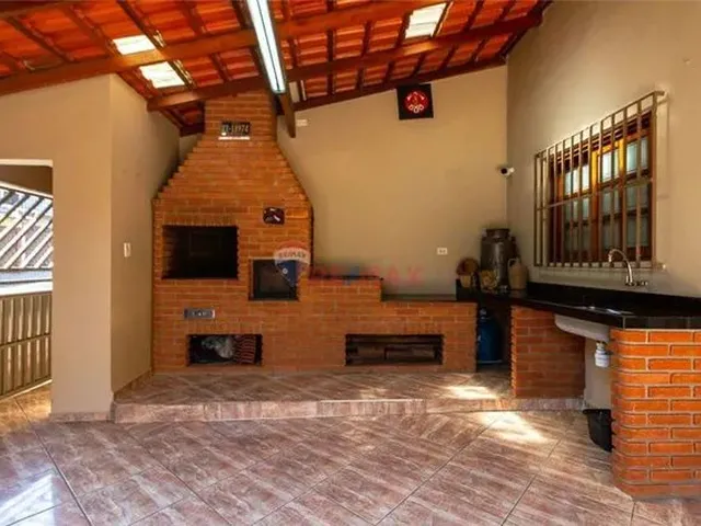 Imagem: A casa possui 3 Dormitórios, 1 Suíte, 3 Banheiros, 4
