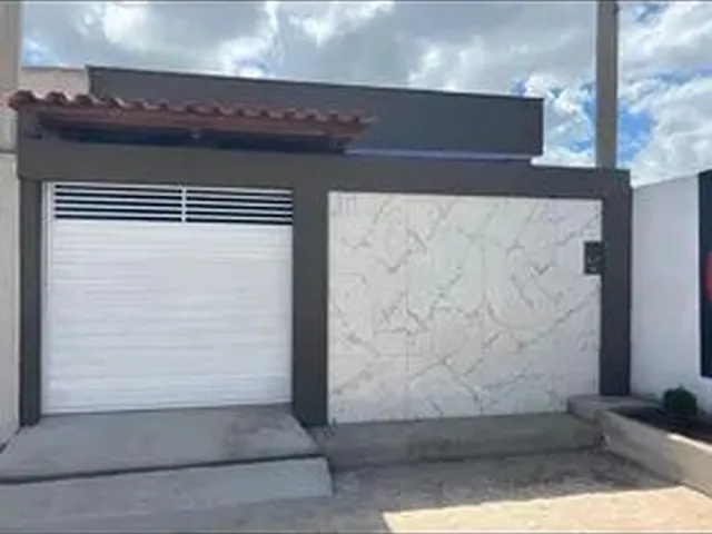 Imagem: A casa possui 3 Dormitórios, 2 Banheiros, 1 Vaga na
