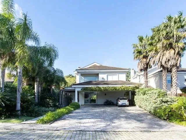 Imagem: A casa em condomínio possui 5 Dormitórios, 5 Suítes, 5