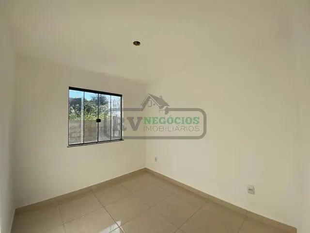 Imagem 3: )(- Ótima Casa Térrea com 2 Quartos Boa Área Externa e Garagem em Filgueiras