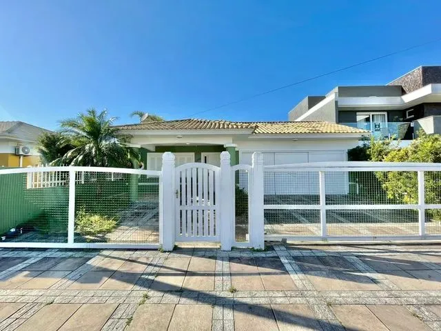 Imagem 1: Casa para Aluguel com 10 Metros Quadrados com 4 Quartos em Centro - Xangri-Lá - Rs