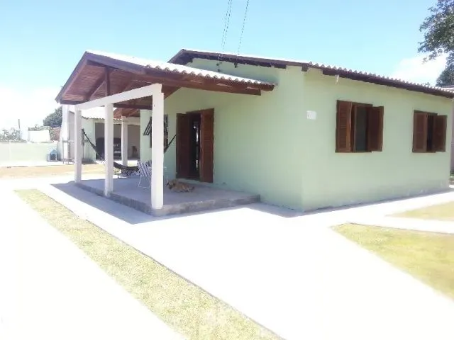 Imagem: A casa possui 2 Dormitórios, 1 Banheiro, 2 Vagas na