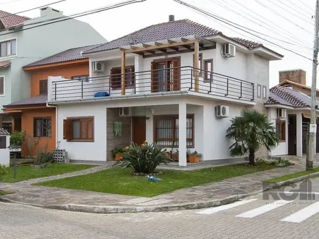 Imagem: A casa possui 3 Dormitórios, 1 Suíte, 3 Banheiros, 3