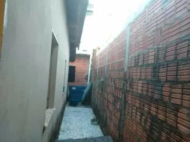 Imagem: A casa possui 2 Dormitórios, 1 Banheiro, 2 Vagas na