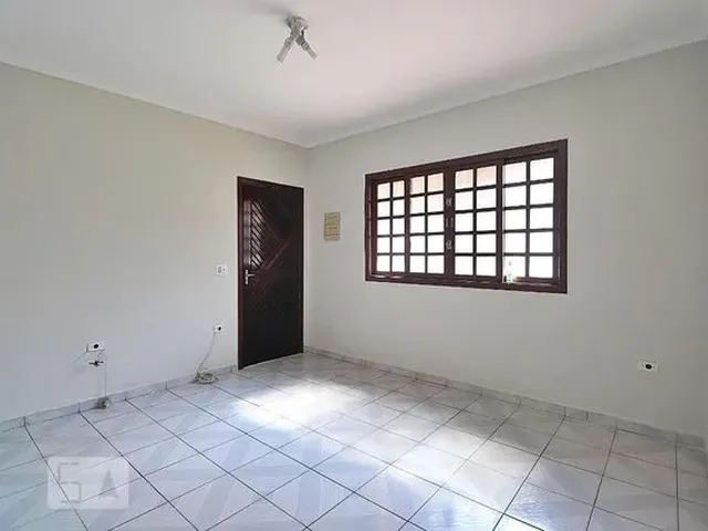 Imagem: A casa possui 3 Dormitórios, 2 Banheiros, 2 Vagas na
