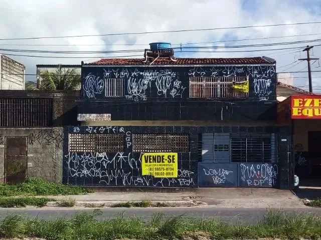 Imagem: A casa possui 4 Dormitórios, 3 Banheiros, 2 Vagas na