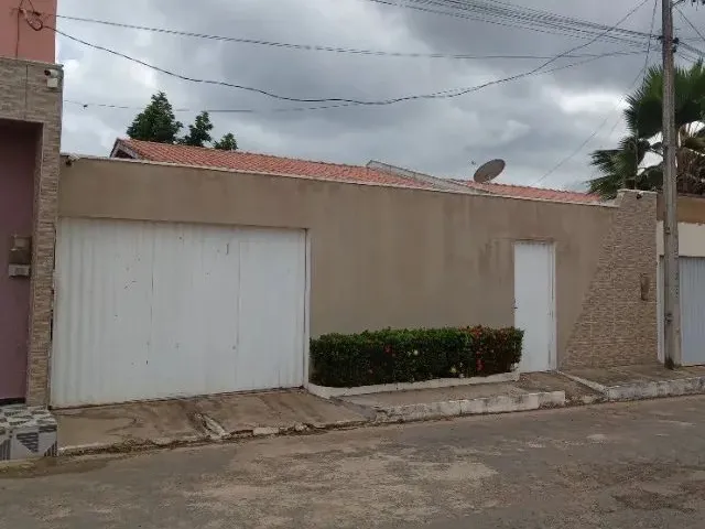 Imagem: A casa em condomínio possui 2 Dormitórios, 2 Banheiros, 3
