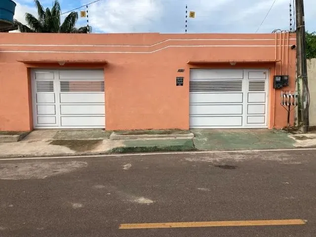 Imagem: A casa possui 3 Dormitórios, 2 Banheiros, 2 Vagas na