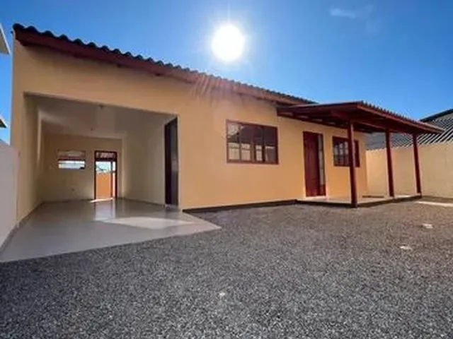 Imagem: A casa possui 3 Dormitórios, 1 Banheiro, 3 Vagas na