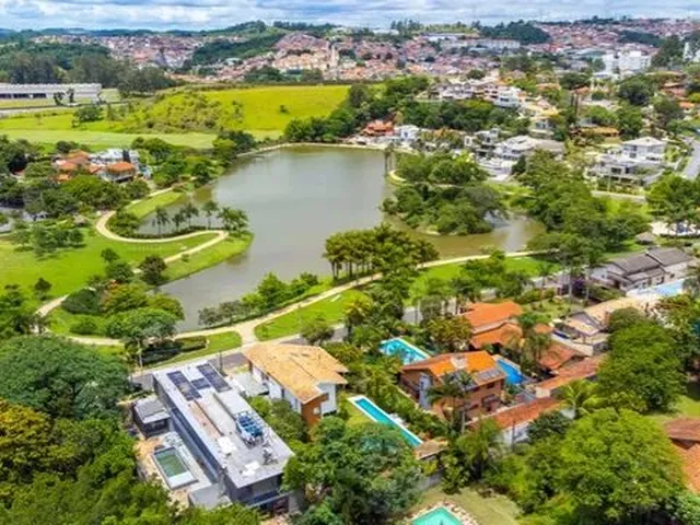 Imagem: A casa em condomínio possui 4 Dormitórios, 2 Suítes, 3