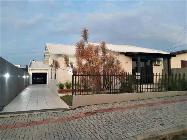 Imagem 1: Casa com Quatro Dormitórios *** Averbada/Aceita Financiamento *** Araranguá