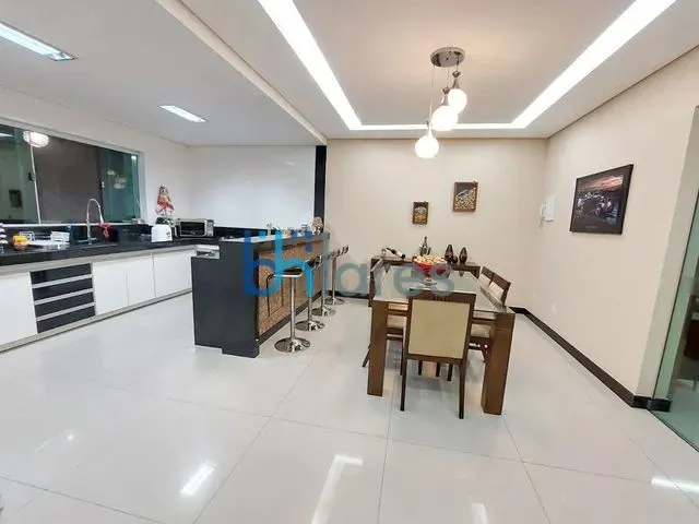 Imagem: Casa Linear 3 Qts com 6 Vagas no Bairro