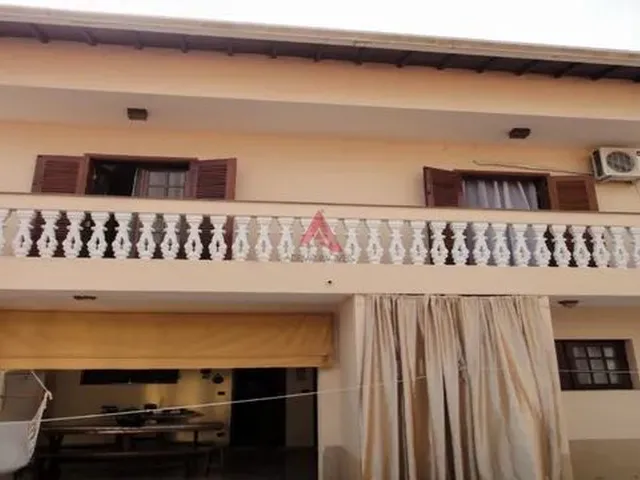Imagem: A casa possui 5 Dormitórios, 2 Suítes, 5 Banheiros, 2