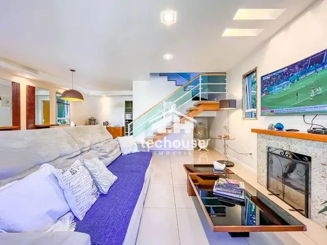 Imagem: Casa Moderna, Localizada em Um Condomínio