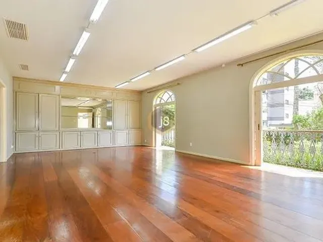 Imagem: Casa Comercial no Centro Cívico com 6 Vagas