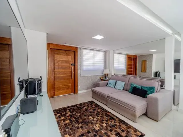 Imagem: Casa de Alto Padrão À Venda com Varanda