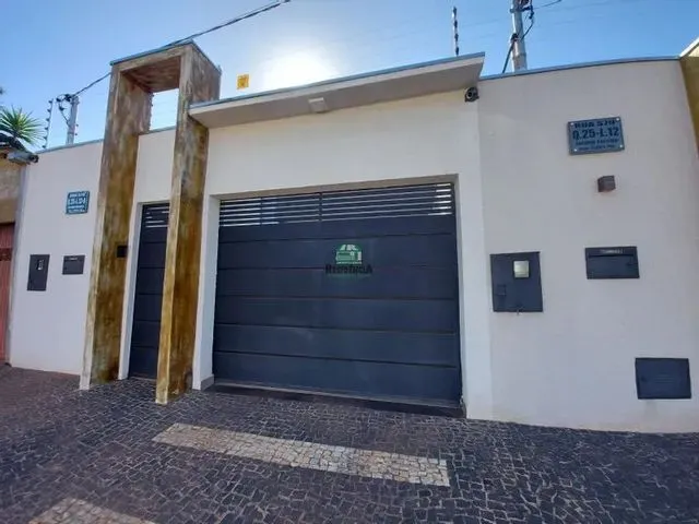 Imagem: A casa possui 3 Dormitórios, 1 Suíte, 3 Banheiros, 2